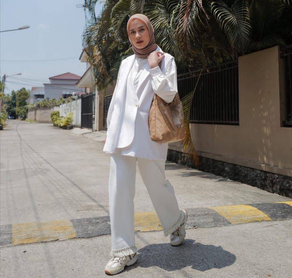 ide outfit pakai blazer ala Dwi Handayani (instagram.com/dwihandaanda)