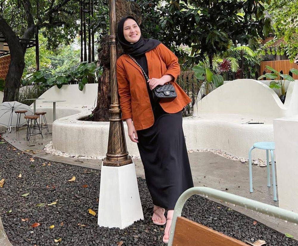 ide outfit pakai blazer ala Dwi Handayani (instagram.com/dwihandaanda)