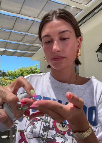 tips strawberry makeup ala Hailey Bieber (TikTok.com/ haileybieber)