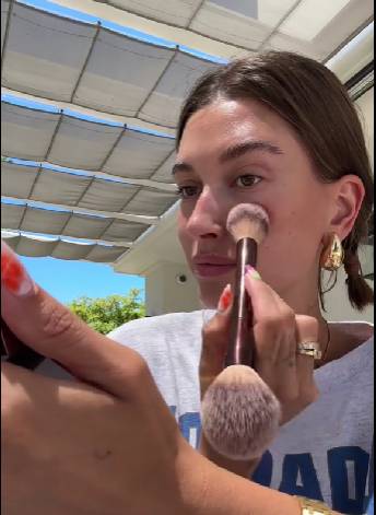 tips strawberry makeup ala Hailey Bieber (TikTok.com/ haileybieber)
