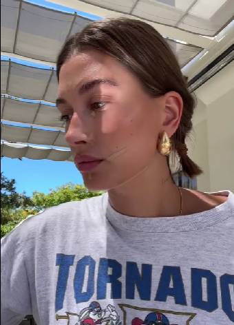 tips strawberry makeup ala Hailey Bieber (TikTok.com/ haileybieber)
