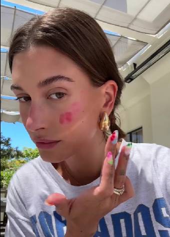 tips strawberry makeup ala Hailey Bieber (TikTok.com/ haileybieber)
