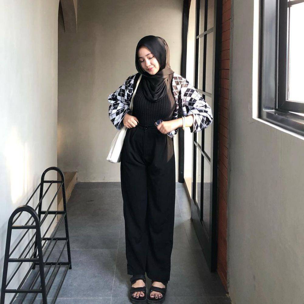 Outfit nongkrong ala selebgram Parisya (instagram.com/parisyaas)