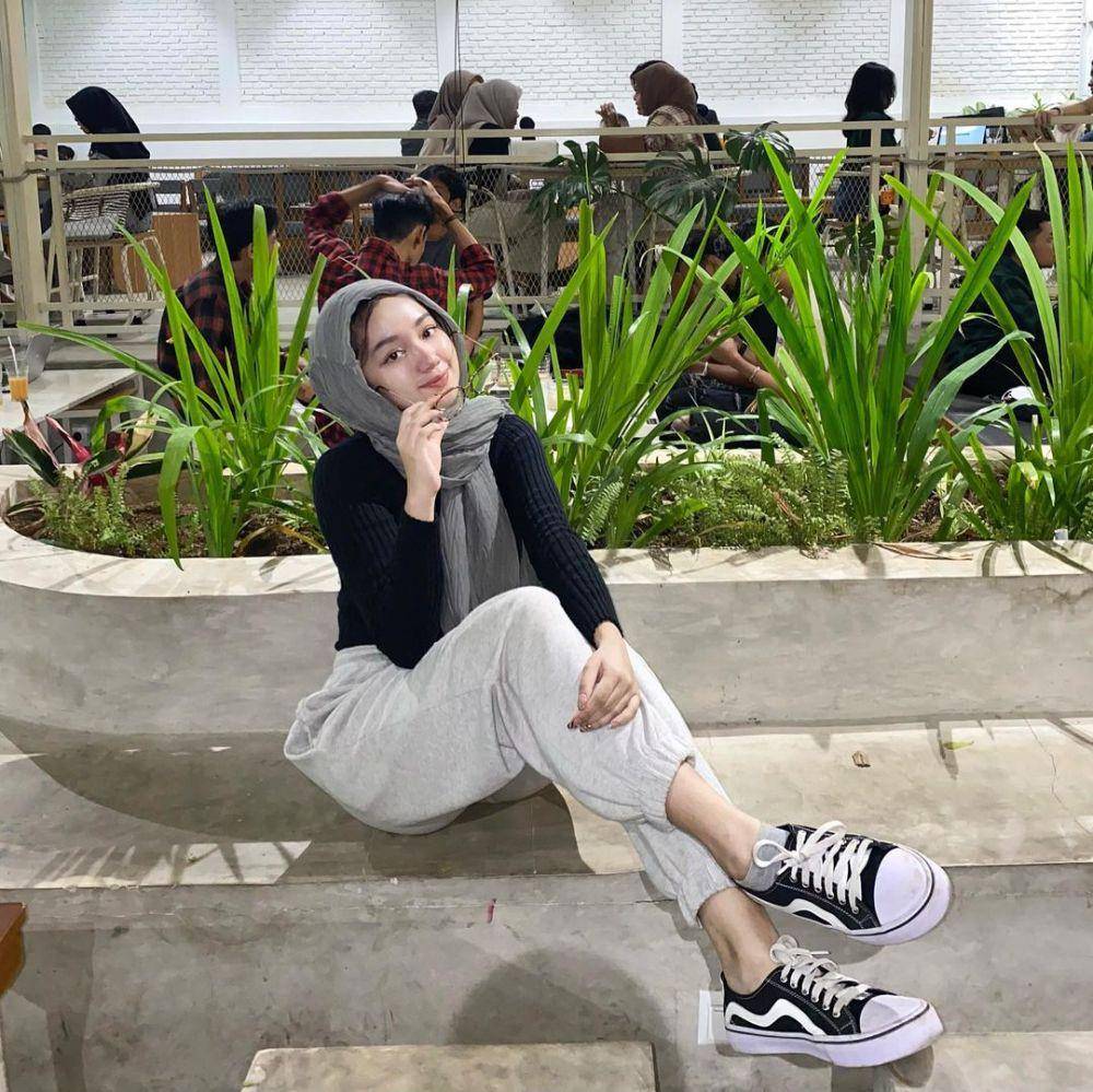 Outfit nongkrong ala selebgram Parisya (instagram.com/parisyaas)