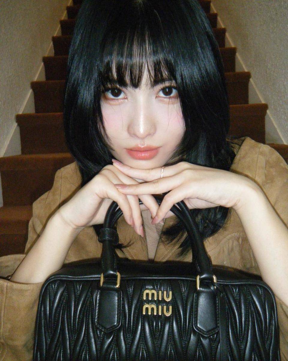 Momo TWICE untuk Miu Miu (instagram.com/jypetwice_japan)