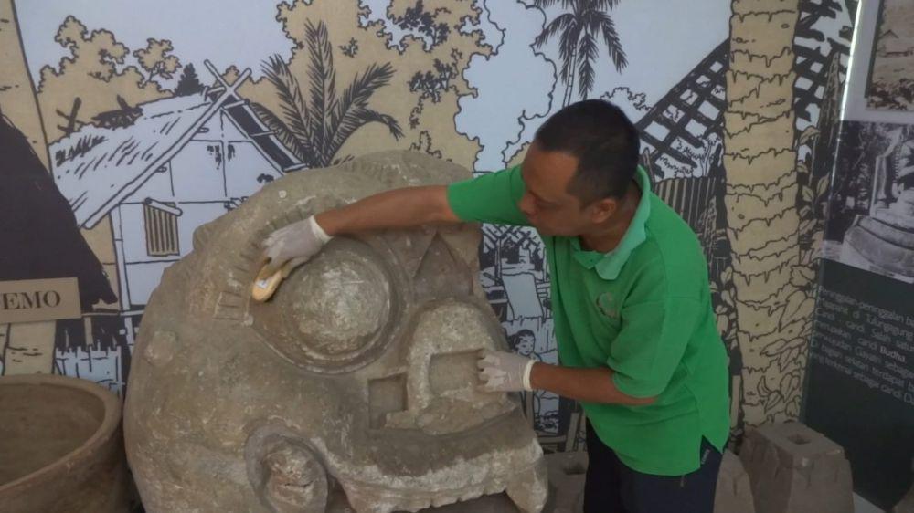 Ribuan Benda Bersejarah di Tulungagung Dicuci Pakai Air Tembakau