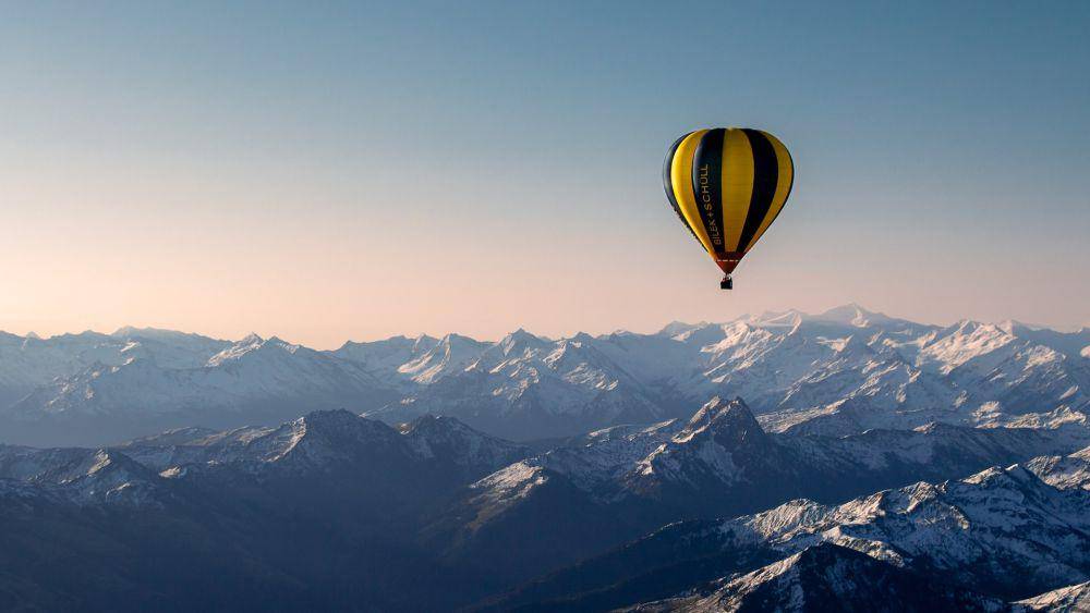 ilustrasi balon udara di atas pegunungan (unsplash.com/Maximilian Meyer)