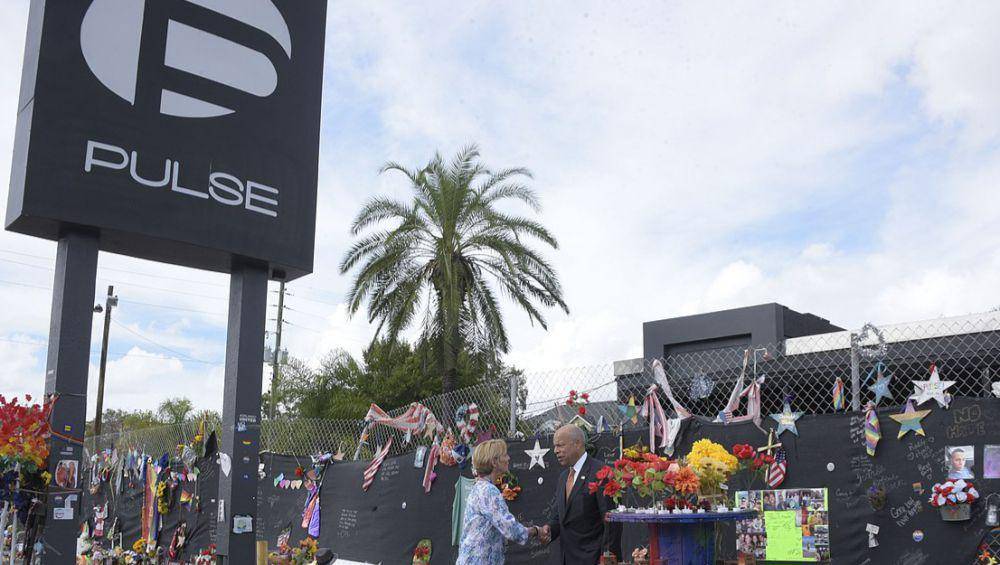 Menteri Keamanan Dalam Negeri, Jeh Johnson, mengunjungi Pulse Nightclub pada peringatan 3 bulan penembakan yang menyebabkan 49 orang tewas di Orlando, 12 September 2016. (commons.wikimedia.org/U.S. Department of Homeland Security (DHS)/Jetta Disco)