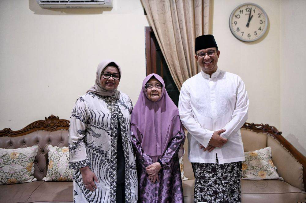 Bakal capres dari Koalisi Perubahan, Anies Baswedan ketika menemui ibunda Cak Imin di Jombang, Jawa Timur pada 31 Agustus 2023. (Dokumentasi Tim Media Anies)