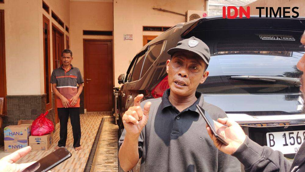 Korban sekaligus ayah tersangka, Bakti Azis Munir menceritakan permasalahan keluarga yang menjadi pemicu tersangka menusuk ibu kandung dan menganiayanya. (IDNTimes/Dicky)