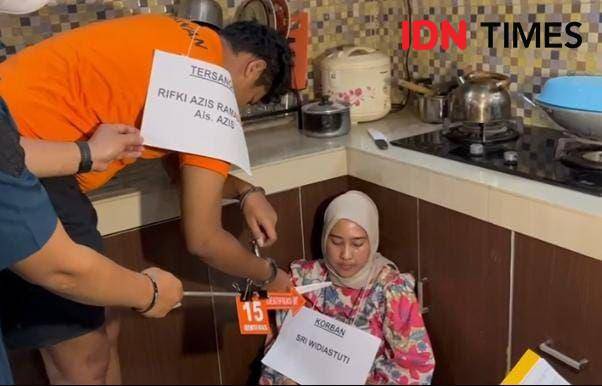 Tersangka Rifki memperagakan saat membunuh ibunya di bagian dapur rumah korban, Jalan Bakti Abri, Tapos, Kota Depok. (IDNTimes/Dicky)