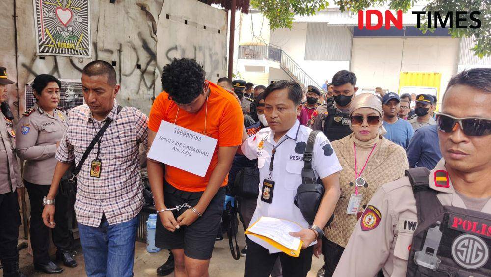 Tersangka pembunuhan ibu kandung saat dibawa Polsek Cimanggis untuk rekonstruksi di rumah korban, Jalan Bakti Abri, Tapos, Kota Depok. (IDNTimes/Dicky)