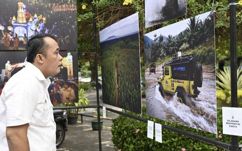 Wakil Wali Kota Medan, Aulia Rachman saat menghadiri pameran foto (Dok. Istimewa)