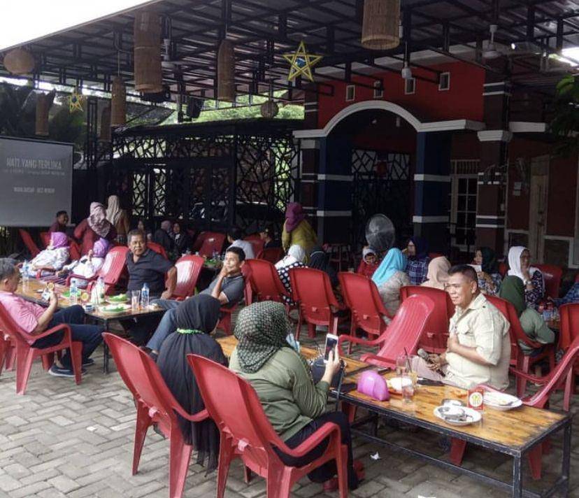 Suasana di kafe Bu Sri Polonia (instagram @cafebusri_hmrcoffe)