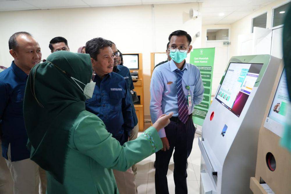 Direktur Utama Badan Penyelenggara Jaminan Sosial (BPJS) Kesehatan, Ali Ghufron Mukti meninjau penggunaan aplikasi i-Care JKN di Rumah Sakit Hermina Balikpapan dalam rangka peningkatan kualitas mutu layanan. (Dok. BPJS Kesehatan)