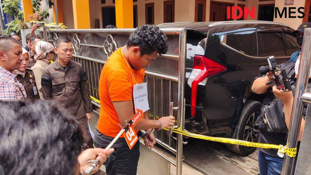Tersangka Rifki memperagakan saat membunuh ibunya dan menganiaya ayahnya rumah korban, Jalan Bakti Abri, Tapos, Kota Depok. (IDNTimes/Dicky)