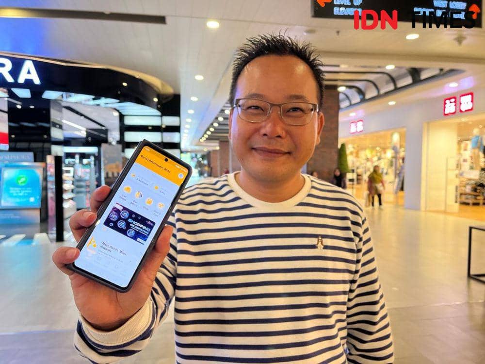General Manager DP Mal Semarang, Antonius A Budiawan menunjukkan aplikasi ForYou by Sinar Mas Land sebagai fasilitas belanja konsumen. (IDN Times/Anggun Puspitoningrum)