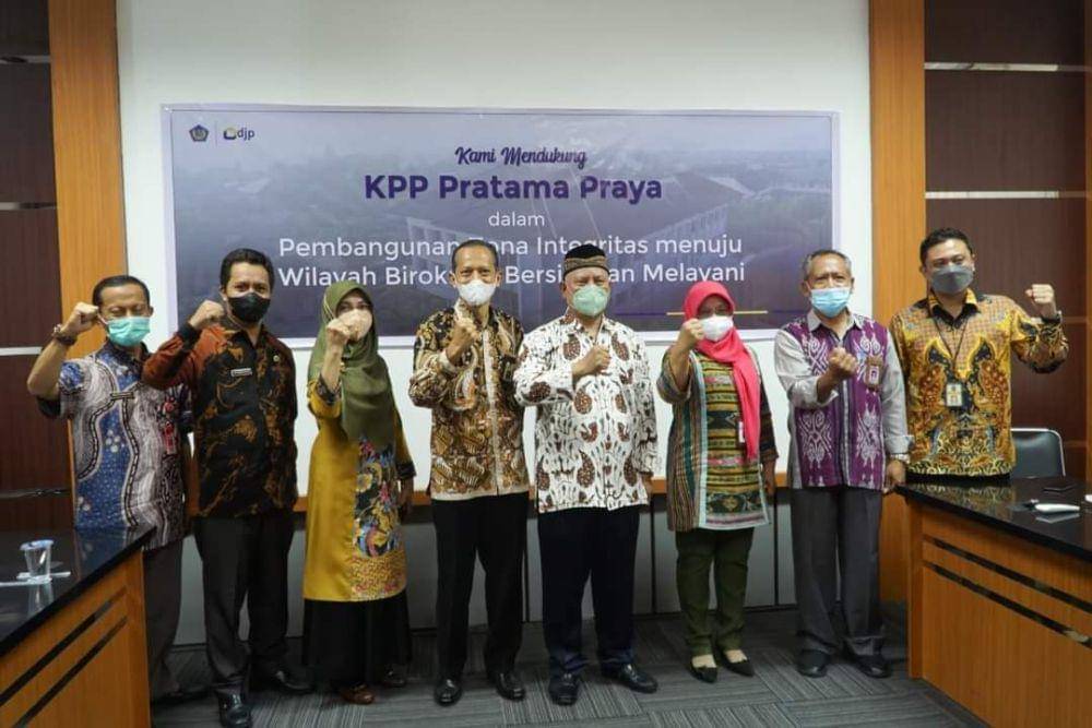 Bupati Lotim Sukiman Azmy menerima kunjungan dari KPP Pratama Peraya terkait DAK fisik (Dok. Humas Protokol Pemkab Lotim)