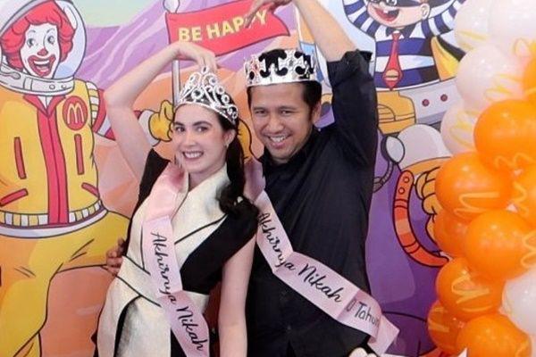 7 Potret Anniversary Ke-10 Pernikahan Arumi Bachsin dan Emil Dardak