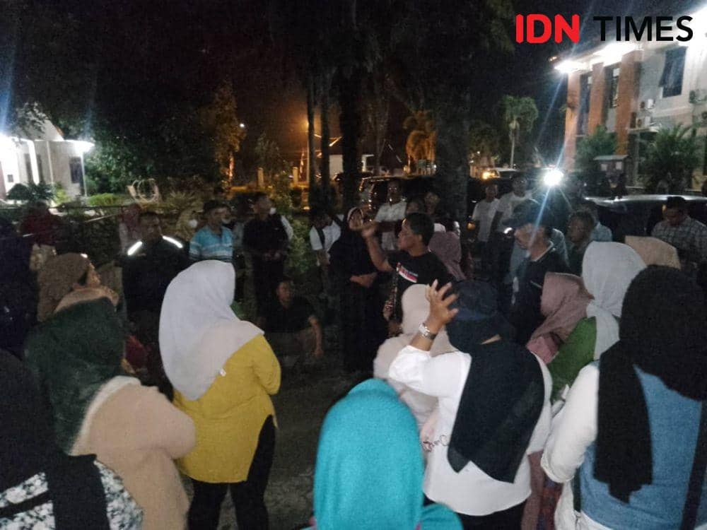 Keluarga dan warga meluapkan rasa kekecewaan terhadap tuntutan diluar ruang persidangan (IDN Times/ Bambang Suhandoko)