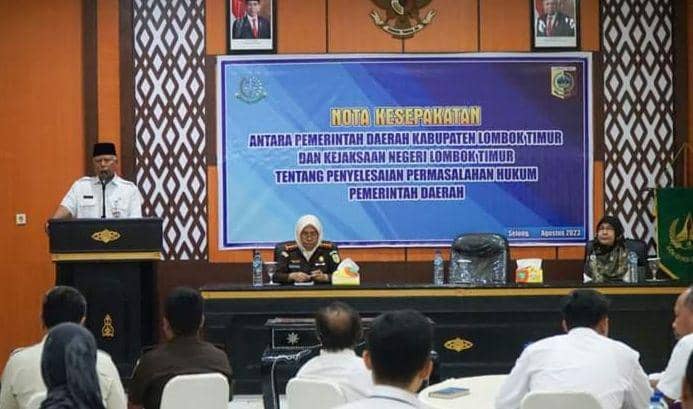 Acara penandatanganan  MOU penyelesaian persoalan hukum antar Pemkab Lotim dan Kejari Lotim (dok. Ruhaili)