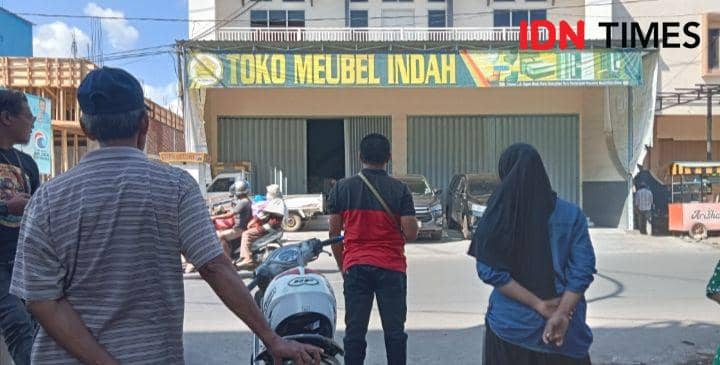 Foto situasi saat penggeledahan di perusahaan mebel milik ipar dari isteri Wali Kota Bima (IDN Times/Juliadin)