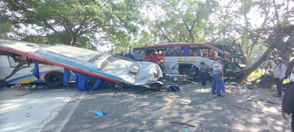 Adu Banteng Bus Eka Vs Sugeng Rahayu di Geneng Ngawi, 3 Orang Tewas