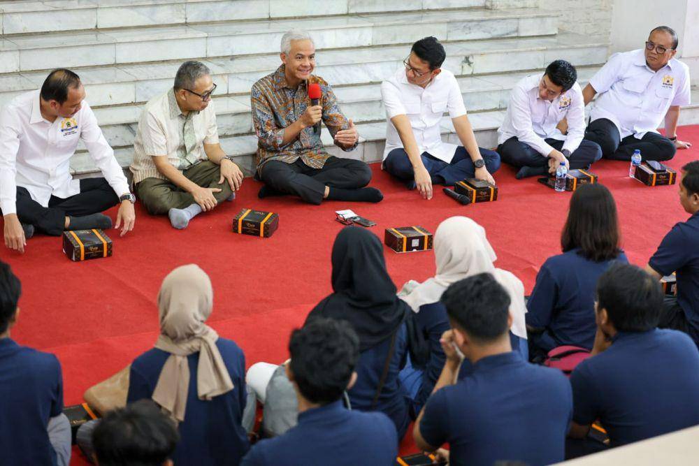 Gubernur Jawa Tengah, Ganjar Pranowo bersama KADIN melepas 34 mahasiswa ke Republik Ceko untuk magang perusahaan ke Republik Ceko (IDN Times/Istimewa)