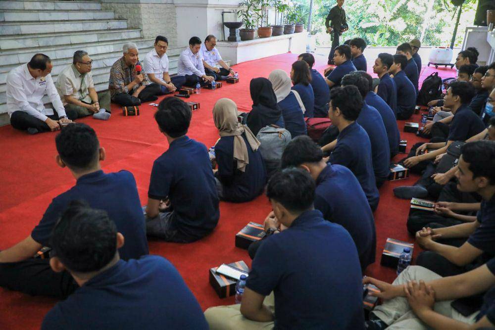 Gubernur Jawa Tengah, Ganjar Pranowo bersama KADIN melepas 34 mahasiswa ke Republik Ceko untuk magang perusahaan ke Republik Ceko (IDN Times/Istimewa)