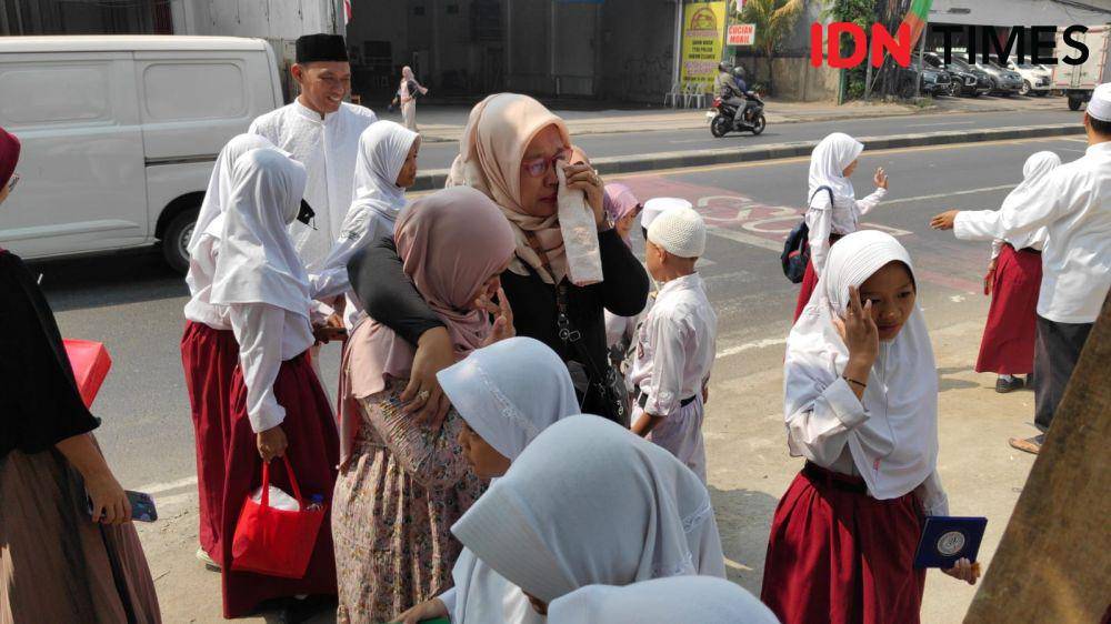 Salah satu orang tua korban tewas tidak dapat menahan tangisnya. (IDN Times/Imam Faishal)