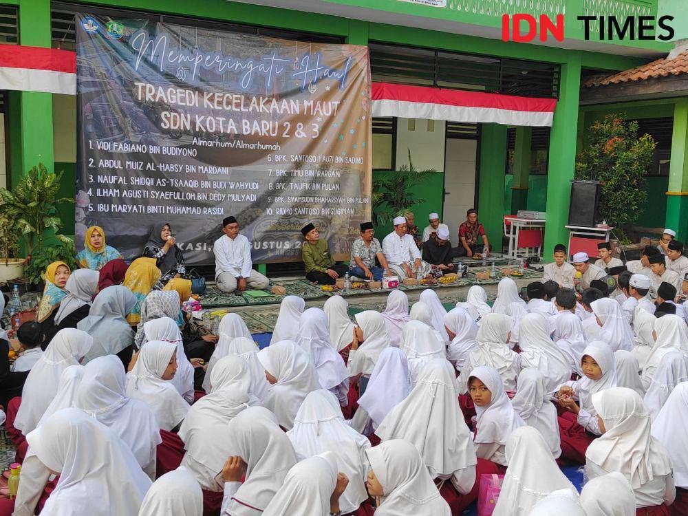 Ratusan siswa gelar doa bersama peringati satu tahun kecelakaan maut truk di Bekasi. (IDN Times/Imam Faishal)