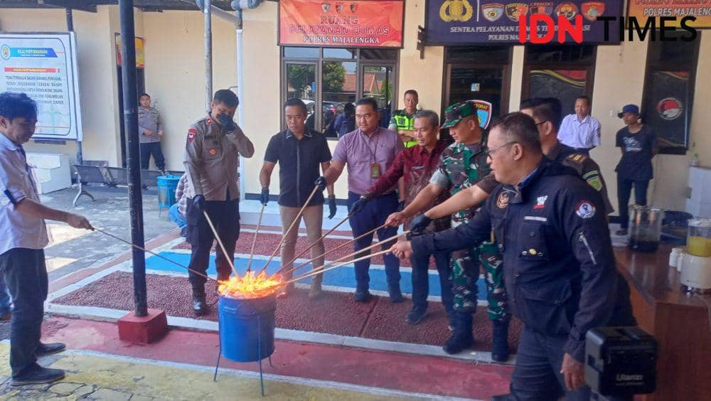 Inin Nastain/ Wakapolres bersama TNI dan instansi terkait membakar obat terlarang