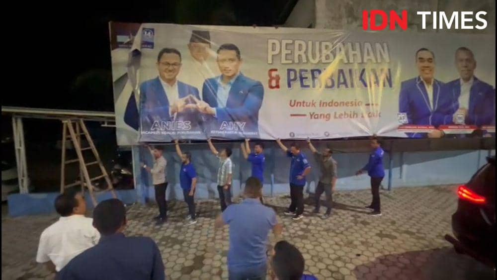Tangkap layar penurunan baliho bergambar Anies Baswedan bersanding dengan AHY di Halaman Kantot DPD Partai Demokrat Aceh, Kota Banda Aceh, Aceh. (IDN Times/Muhammad Saifullah/Warga)