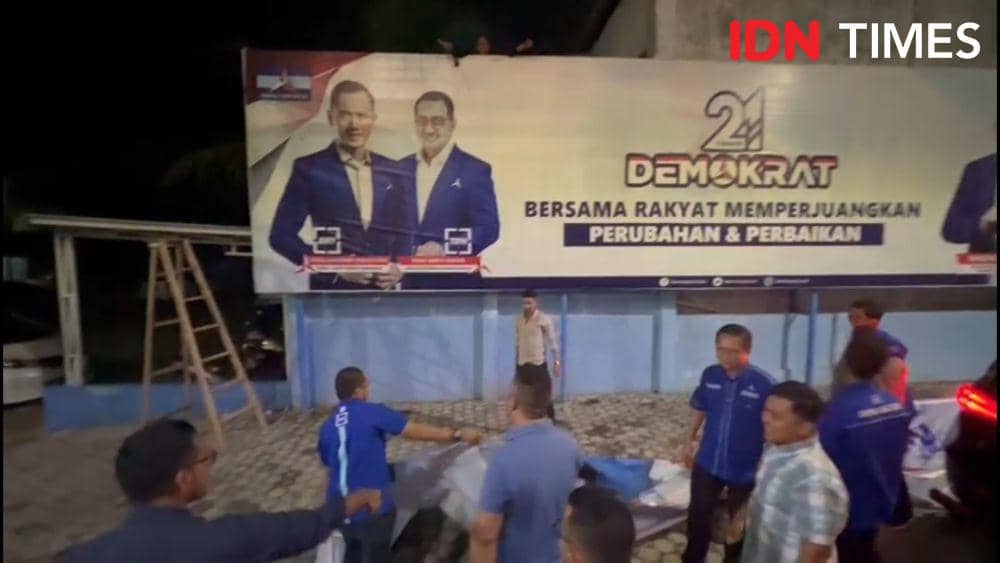Tangkap layar penurunan baliho bergambar Anies Baswedan bersanding dengan AHY di Halaman Kantot DPD Partai Demokrat Aceh, Kota Banda Aceh, Aceh. (IDN Times/Muhammad Saifullah/Warga)