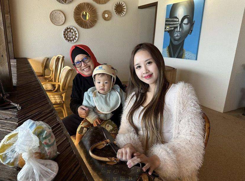 Velycia bersama Ibu dan anaknya. (Instagram/velyciameidiana)