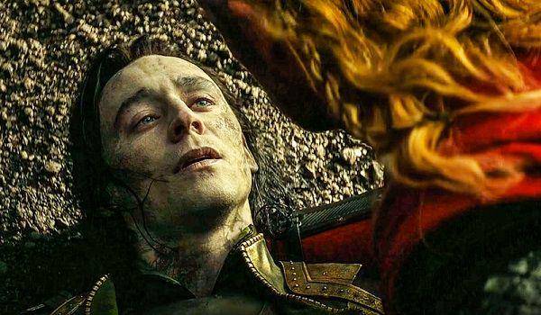 Loki pura-pura sekarat (dok. Marvel Studios/Thor: The Dark World)