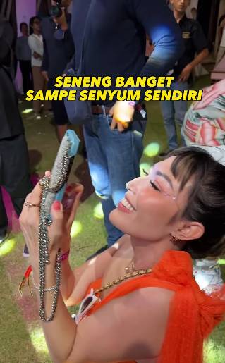 potret Luna Maya dan Maxime Bouttier nyanyi bareng (instagram.com/mrsayudewi)