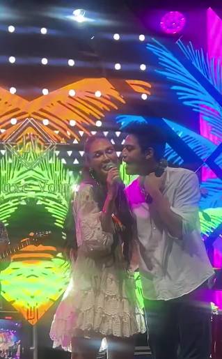 potret Luna Maya dan Maxime Bouttier nyanyi bareng (instagram.com/mrsayudewi)