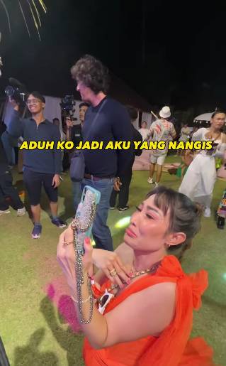 potret Luna Maya dan Maxime Bouttier nyanyi bareng (instagram.com/mrsayudewi)
