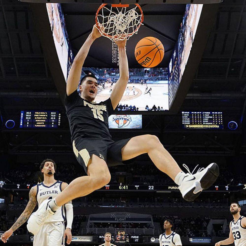 Zach Edey melakukan dunk. (instagram.com/zach_edey)