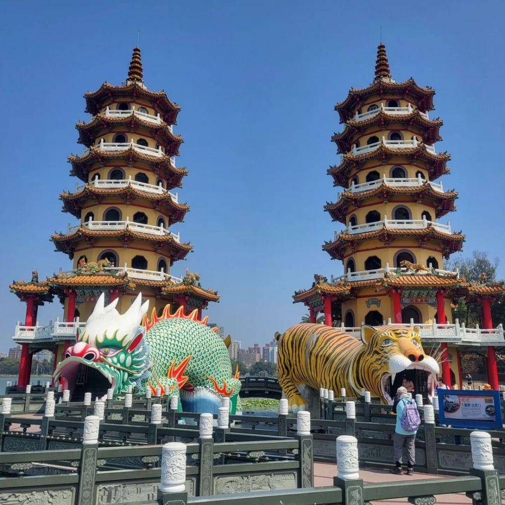 Potret Dragon and Tiger Pagodas (instagram.com/aurelien.runandchange)