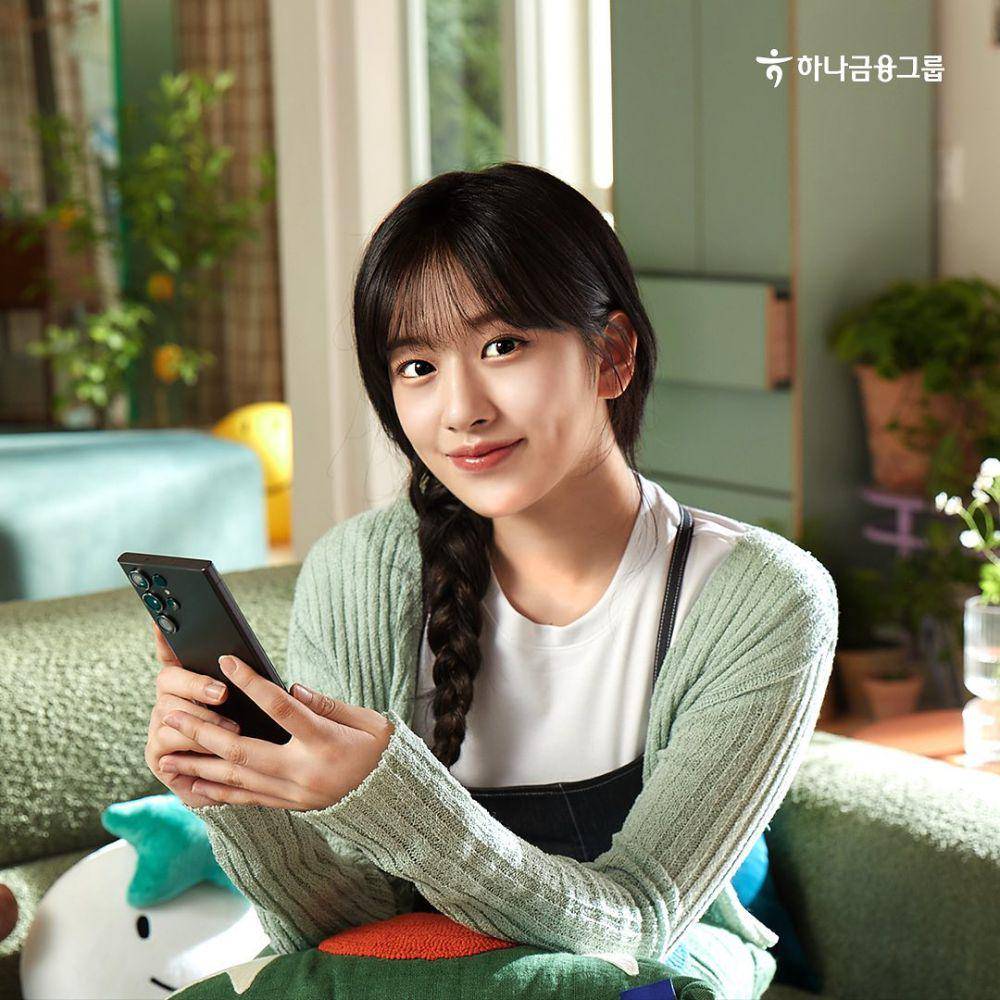 Yujin IVE untuk Hana Financial Group (instagram.com/hanabank_official)