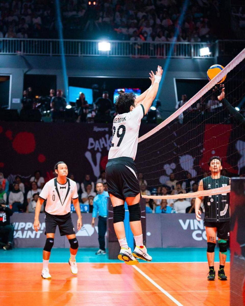 potret Bryan Domani bermain voli (instagram.com/bryandomani_bd_)