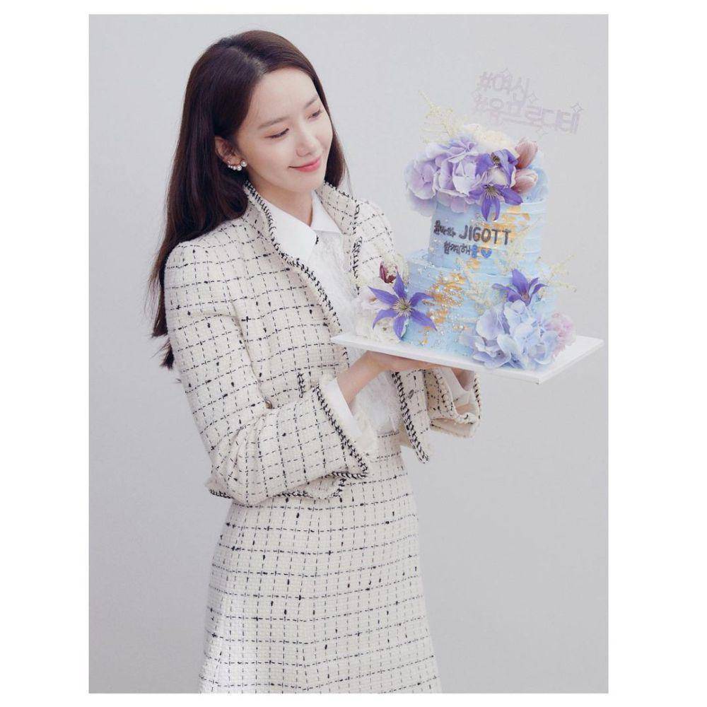 Inspirasi outfit putih a la Yoona SNSD. (instagram.com/yoona__lim)