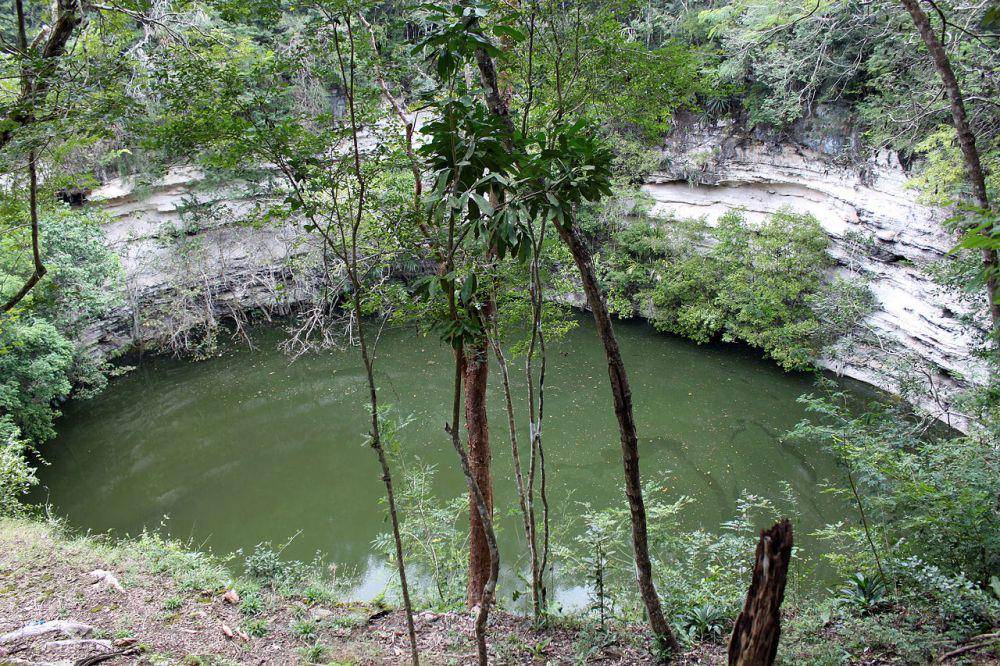 cenote tempat manusia yang akan dipersembahkan dilempar (commons.wikimedia.org/Anagoria)