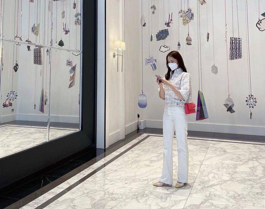 Inspirasi outfit putih a la Yoona SNSD. (instagram.com/yoona__lim)