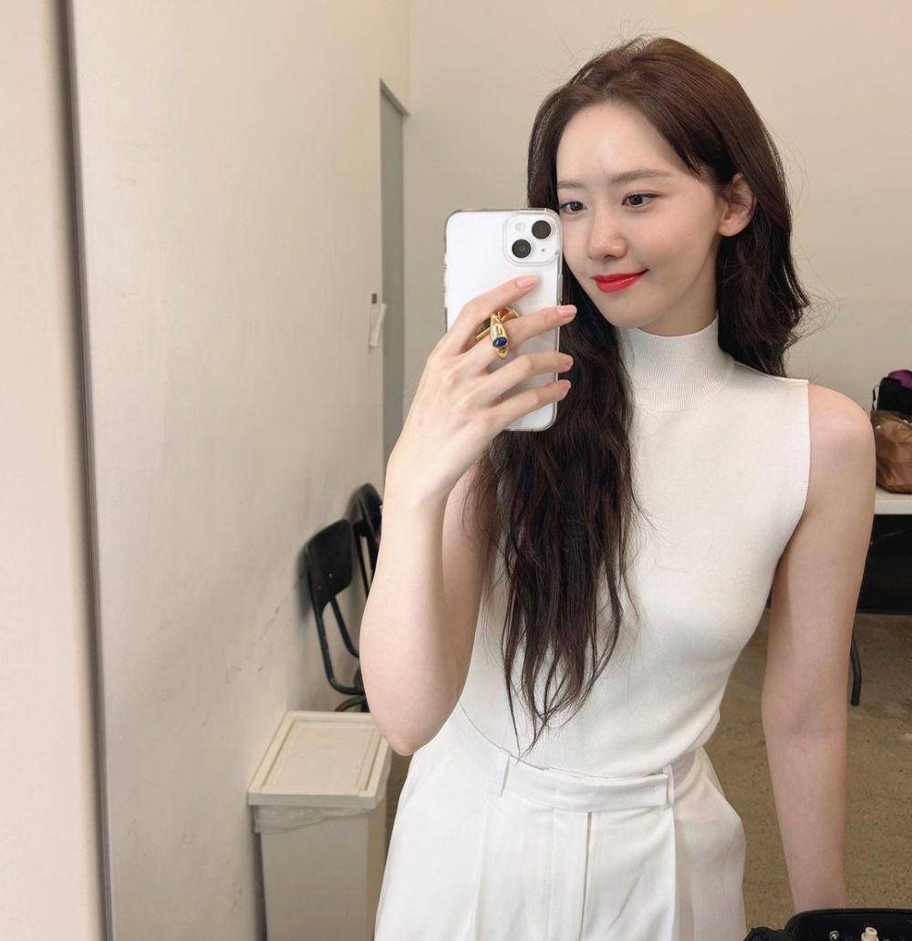 Inspirasi outfit putih a la Yoona SNSD. (instagram.com/yoona__lim)