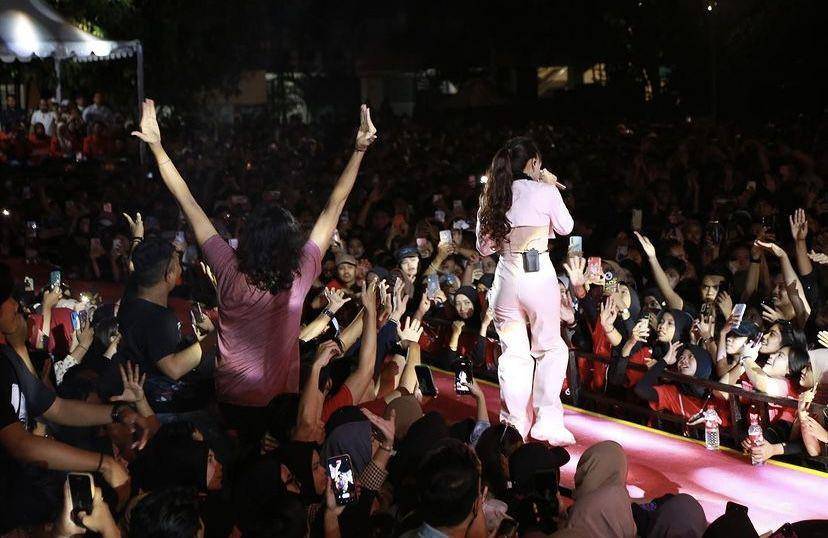 potret Happy Asmara konser di Untag Surabaya (Instagram.com/happy_asmara77)