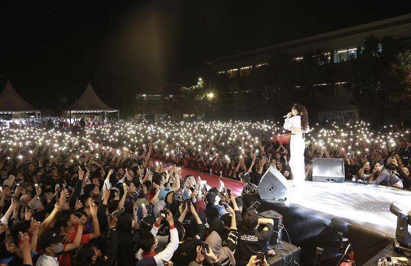 potret Happy Asmara konser di Untag Surabaya (Instagram.com/happy_asmara77)