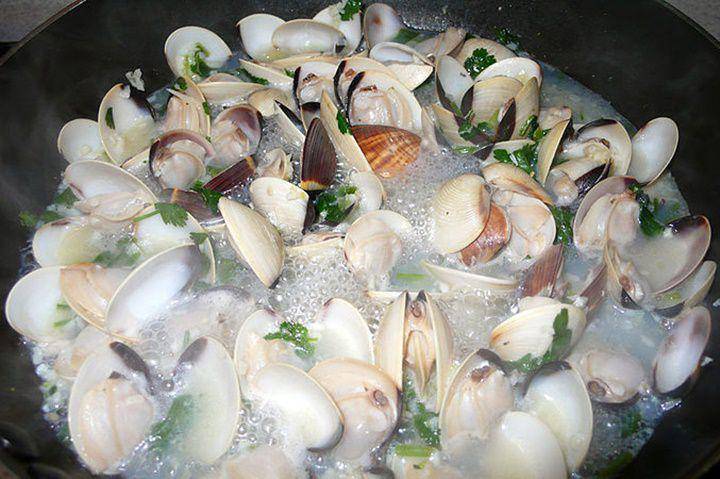 Cloisses amb vi blanc (commons.wikimedia.org/Think Yum!)